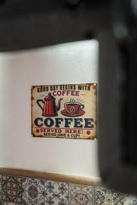 ein Schild mit der Aufschrift „Kaffee“ an einer Wand in der Unterkunft Calleja La Pimentera in Córdoba + 23 Fotos