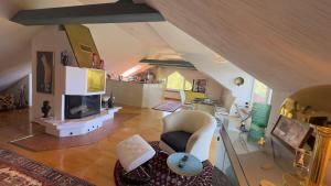 - une vue de tête sur un salon doté d'une cheminée dans l'établissement Takvåning i Simrishamn med havsutsikt, à Simrishamn