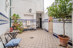 ein Innenhof mit einem Tisch und einem Baum im Topf in der Unterkunft Calleja La Pimentera in Córdoba