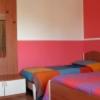 ゴリツィアにあるAlbergo Isonzoの赤い壁のベッドルーム1室(ベッド2台付)