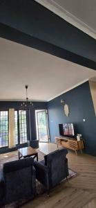 Ruang duduk di Tulivu Escape