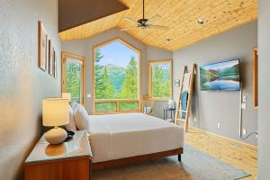 Un dormitorio con una cama y una ventana grande. en Breckenridge Retreat Hot Tub and Mountain Vistas, en Breckenridge