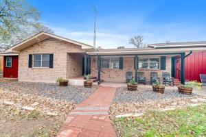 una casa con una casa roja con plantas en macetas en Country House New Pool, Five mins to Town, en Fredericksburg