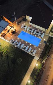ゴルニ・ミラノヴァツにあるVila Nikaの夜のスイミングプールのオーバーヘッドビュー