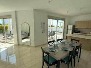 O bucătărie sau chicinetă la TooCoool Villa - Elite Sea Breeze