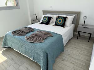 Un pat sau paturi într-o cameră la TooCoool Villa - Elite Sea Breeze +14 fotografii
