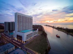 Výhled na řeku, která protéká v blízkosti hotelu