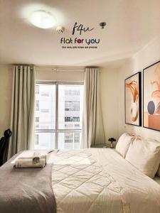 a bedroom with a large bed with a large window at #1806A# - Apto 1 quarto- Metropolitan Barcelona in Goiânia