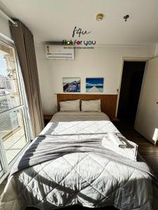 una camera da letto con un letto con un cartello che dice influenza calda per te di #501B# Aconchegante apto 1Q- Jd Goiás a Goiânia Altre 35 foto