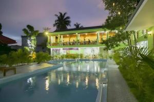 ein Haus mit einem Swimmingpool vor einem Gebäude in der Unterkunft Bamboo Resort Phu Quoc in Phu Quoc + 25 Fotos