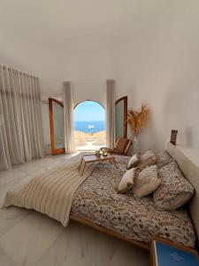 ein Schlafzimmer mit großem Bett und Blick auf das Meer in der Unterkunft Zen House in Benitatxell + 73 Fotos