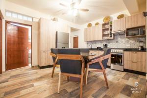 Kuchyň nebo kuchyňský kout v ubytování Prime Location 1 Block to Malecon Smart TV & WiFi