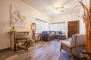 Posezení v ubytování Prime Location 1 Block to Malecon Smart TV & WiFi + 12 fotografií