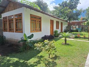 a small house in a yard with a grass yard at Casa Quisof in San Juan La Laguna