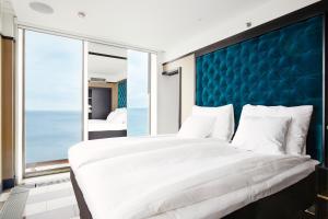 Llit o llits en una habitació de Vox Hotel