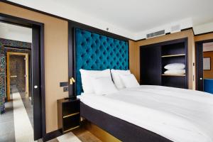 Llit o llits en una habitació de Vox Hotel