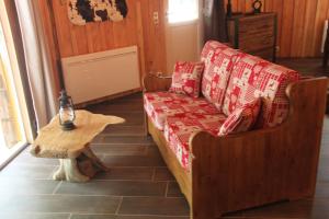 a living room with a couch and a coffee table at L'isba des bois, hors du temps in Janvry
