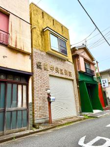 a building with a garage door and a parking meter at 覚羅中央区別荘101室 in Chiba +35 photos