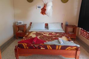 VoiVoi Lutheran Guesthouse的卧室里有一张床，床上有一条毯子 更多32张照片