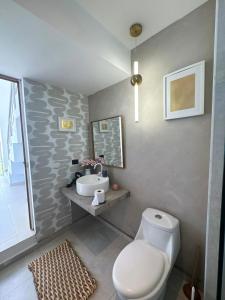 Koupelna v ubytování Casa NUA - SurfCity El Salvador