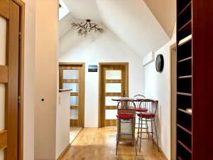 a dining room with a table and chairs at Pokoje przy SKM Sopot Wyścigi in Sopot