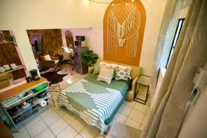 una sala de estar con un sofá y una mesa en Studio Verdejo - Zona Romantica, en Puerto Vallarta