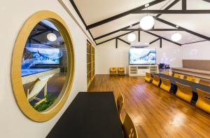 パタヤ・ノースにあるSaga Pool Houseのダイニングルーム(テーブル、椅子、鏡付)