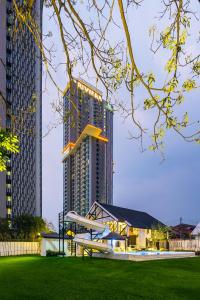 パタヤ・ノースにあるSaga Pool Houseの高層ビルが2棟ある公園内の遊び場