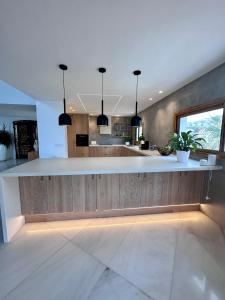 eine Küche mit einer weißen Theke in einem Zimmer in der Unterkunft Zen House in Benitatxell