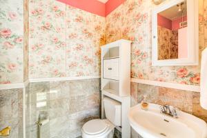 アルバカーキにあるLess Than 1 Mi to Downtown ABQ Historic Manor with Patio!のトイレ、洗面台、鏡を備えたバスルーム +29枚の写真