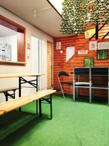 维纳德马Hostal Caleta Abarca的一间带长凳、桌子和椅子的房间