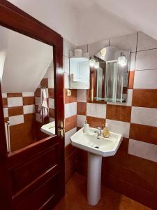 a bathroom with a sink and a mirror at Bettina Apartman in Sovata