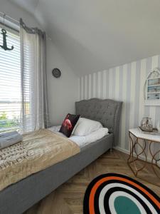 Postel nebo postele na pokoji v ubytování Karwia Plaza - Apartments - Domki z jacuzzi i sauną + 9 fotografií