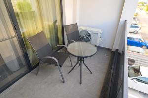 a small table and two chairs in a small room at Hotel Letos Mamaia Nord in Mamaia Sat/Năvodari