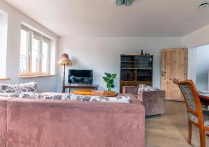 a living room with a couch and a table at Apartament Hollywood CudNajem in Tolkmicko +4 photos