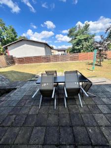 a table and two chairs sitting on a patio at Oranienburg Unterkunft max 5P mit Garten in Oranienburg +4 photos