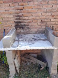 una panchina di cemento posta di fronte a un muro di mattoni di Dpto en San Luis Capital a San Luis