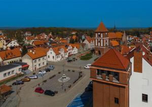 an aerial view of a town with a clock tower at Apartament Hollywood CudNajem in Tolkmicko