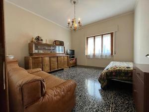 a living room with a couch and a bed at Appartamento “Rosy” in Stia