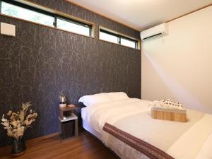 Ένα ή περισσότερα κρεβάτια σε δωμάτιο στο GLAM BASE TAKEHARA - Vacation STAY 69757v