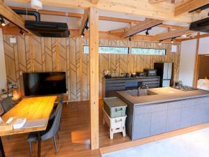 Μια τηλεόραση ή/και κέντρο ψυχαγωγίας στο GLAM BASE TAKEHARA - Vacation STAY 69757v