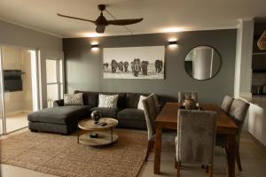 Χώρος καθιστικού στο 3 bedroom Umdloti 203 Sorgente apartment
