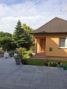 Zahrada ubytování SłonecznyDom (SunnyHome) w Łunowie