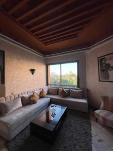 马拉喀什Ma kech house的带沙发和大窗户的客厅 更多21张照片