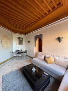 马拉喀什Ma kech house的客厅里有一张沙发和一张桌子。