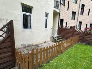 a wooden fence in front of a house at Pestalozzi Beach & City Apartment in Bremerhaven