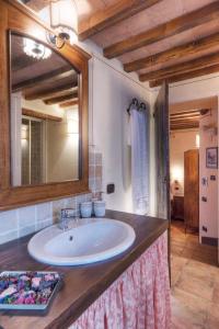 y baño con lavabo y espejo. en Country House Federico I, en Sassoferrato