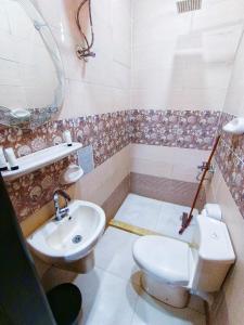 Ένα μπάνιο στο New King Ali Pyramids Hotel