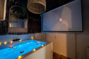 Μια τηλεόραση ή/και κέντρο ψυχαγωγίας στο La Suite Balinaise avec Balnéo privative