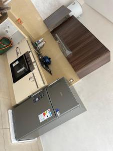 - Vistas a una cocina con nevera en Costa house, en Bouznika